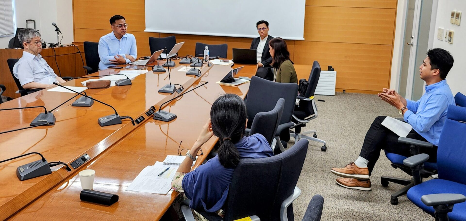 Ned Legaspi in discussion with participants during the 30th Annual Philippine Studies Forum in Japan at the University of Tokyo in June 2025.