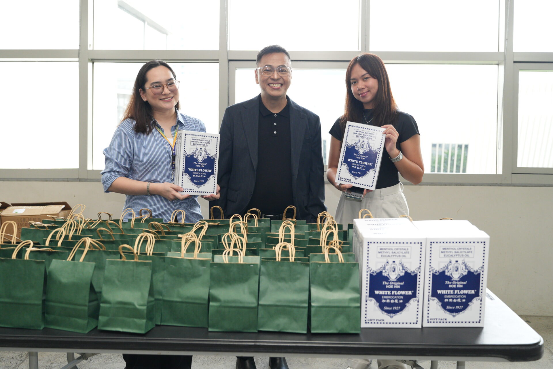 Ned Legaspi with Lucy Mayo and Chin Ferrer beside Jelma Philippines gift packs