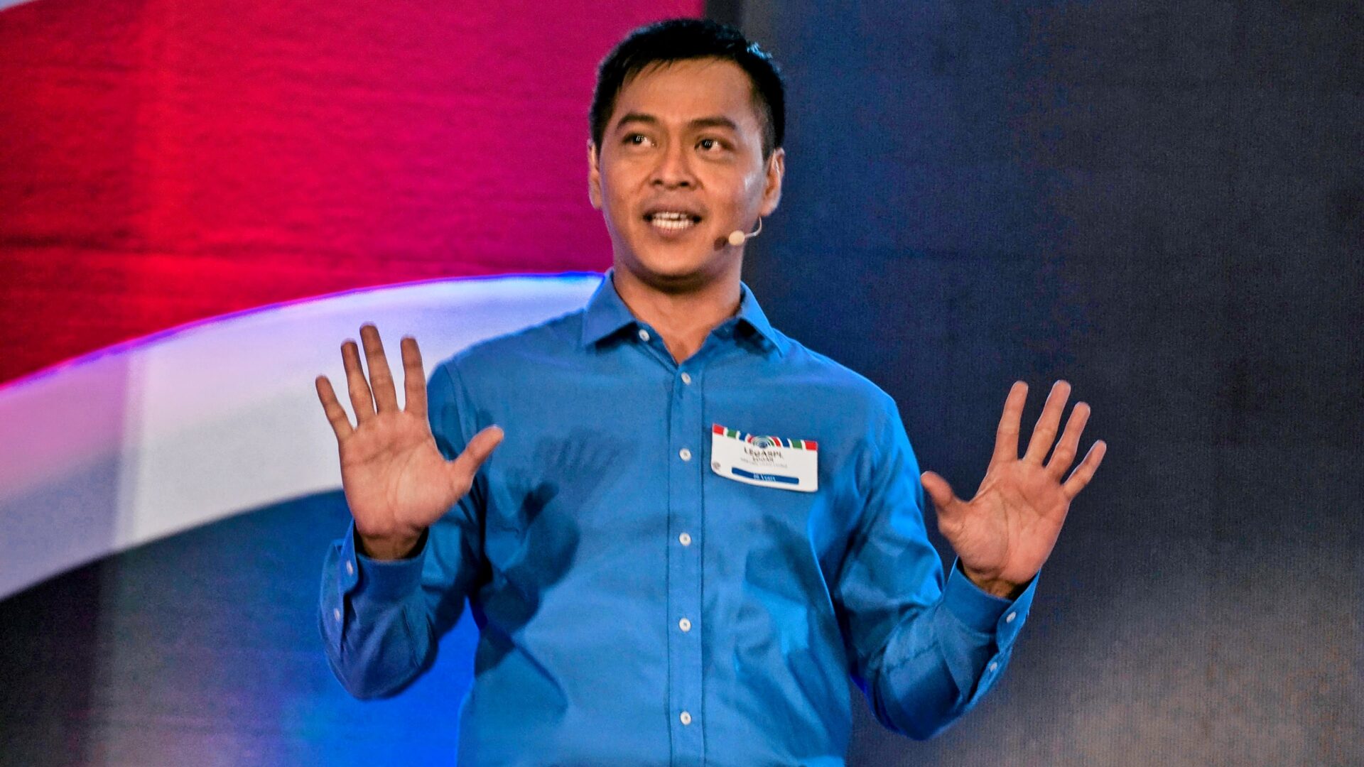 Ned Legaspi speaking at the ABS-CBN Kapamilya Awards loyalty service awards